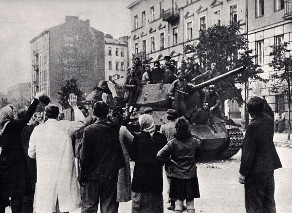 Reakcje na sowieckich wyzwolicieli na Kresach, gdzie mieszkańcy doskonale pamiętali okupację z lat 1939-1941 były inne od tych w centralnej i zachodniej Polsce.