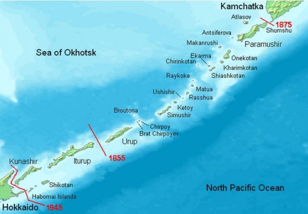 Wyspy Kurylskie na rosyjskiej mapie. Czerwonym zaznaczone zostały każdorazowe granice japońsko-rosyjskie. Spór dotyczy czterech wysp najbliższych Japonii - Kunashir, Shikotan, Habomai i Iturup.