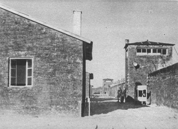 Jeden z obozów NKWD mieścił się na terenie osławionej Gęsiówki. Na zdjęciu teren obozu po jego wyzwoleniu przez żołnierzy batalionu "Zośka" w czasie Powstania Warszawskiego.