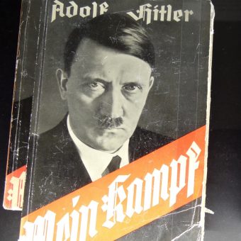 Egzemplarze "Mein Kampf" w Centrum Dokumentacyjnym w Norymberdze.