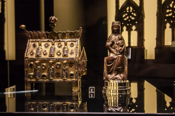 Średniowieczne złotnictwo sakralne to jedne z najciekawszych elementów wystawy w Muzeum Sztuk Użytkowych.