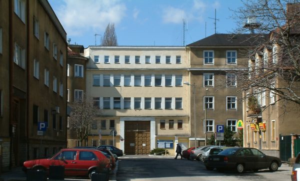 Dawna siedziba UB w Poznaniu przy ul. Kochanowskiego 2a, obecnie mieści siedzibę Komendy Wojewódzkiej Policji.
