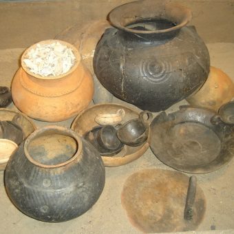 Popielnice i ceramika kultury łużyckiej.