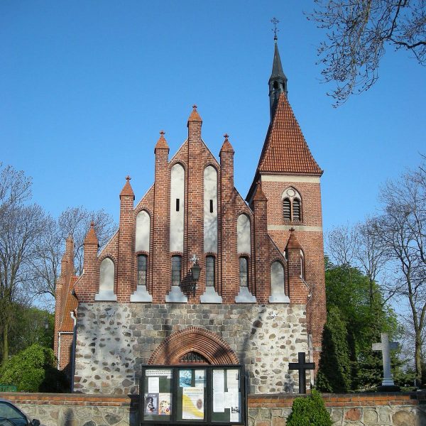 Dotychczas sądzono, że zamek stał bliżej kościoła parafialnego w Unisławiu.
