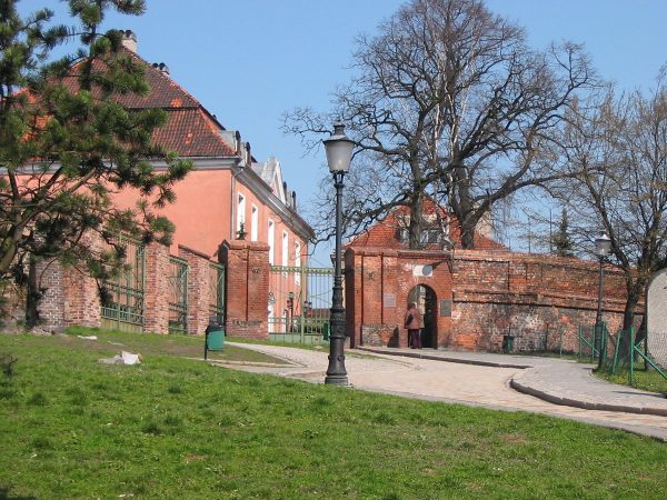 Wzgórze Przemysła przed budową zamku Gargamela. Za bramą widoczny budynek wzniesiony przez Kazimierza Raczyńskiego.