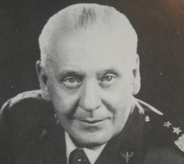 Generał Stanisław Maczek barmanem?
