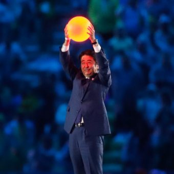Shinzo Abe podczas ceremonii kończącej Igrzyska w Rio de Janeiro w 2016 roku.
