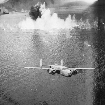 B-25 nad Nową Gwineą - niedaleko miejsca, gdzie znaleziono dwa wraki tego typu maszyn.