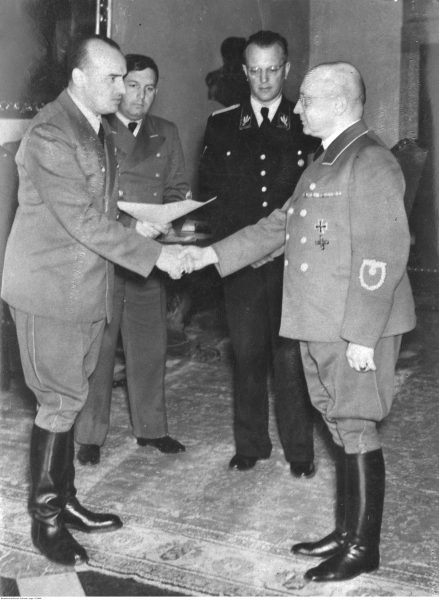 Adolf Geretis odbierający z rąk gubernatora Hansa Franka nominację na stanowisko szefa głównego wydziału kolei w Generalnym Gubernatorstwie.