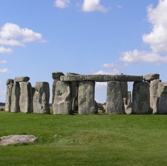 Najsłynniejszym neolitycznym kamiennym kręgiem jest Stonehenge. 