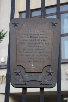 Tablica upamiętniająca jedną z akcji Jana Strzeszewskiego w Warszawie przy ul. Sanguszki.