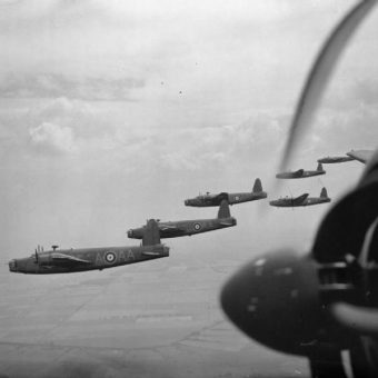 Bombowce Vickers Wellington w czasie lotu bojowego.