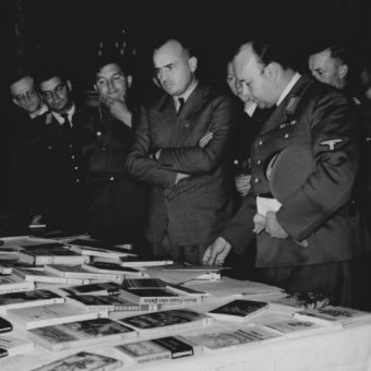 Gubernator Hans Frank ogląda książki wydane przez wydział propagandy Generalnego Gubernatorstwa (fot. domena publiczna)