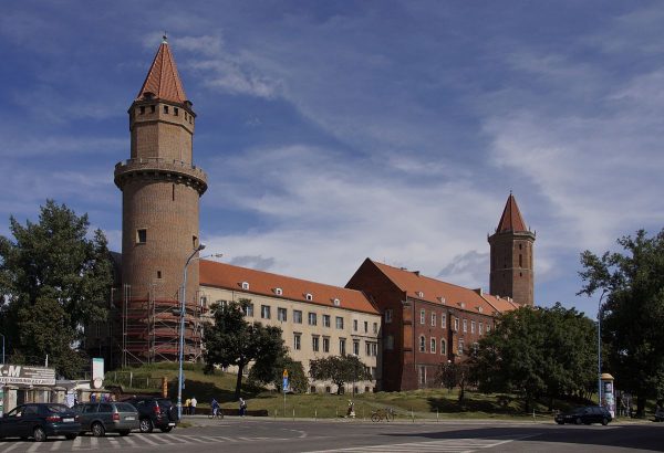 Zamek w Legnicy wielokrotnie przebudowywano, ale i tak daje pewne wyobrażenie o późnoromańskim budownictwie.