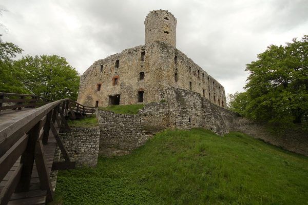 Zamek Lipowiec wybudowali krakowscy biskupi w XIII wieku.