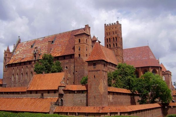 Zamek w Malborku to jedna z głównych średniowiecznych atrakcji Polski... choć wcale nie budowali go Polacy. Na zdjęciu Zamek Wysoki.