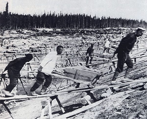 Więźniowie przy budowie Kanału Białomorsko-Bałtyckiego. Do radzieckich łagrów mógł trafić niemal każdy. Wystarczył donos lub podejrzenie władz. 