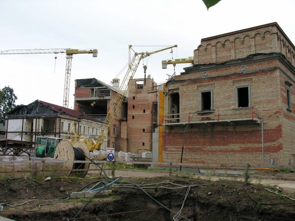 Jeszcze przed rozpoczęciem budowy, pomysł "rekonstrukcji" zamku budził sprzeciwy. Na zdjęciu Zamek Dolny w 2006 roku.