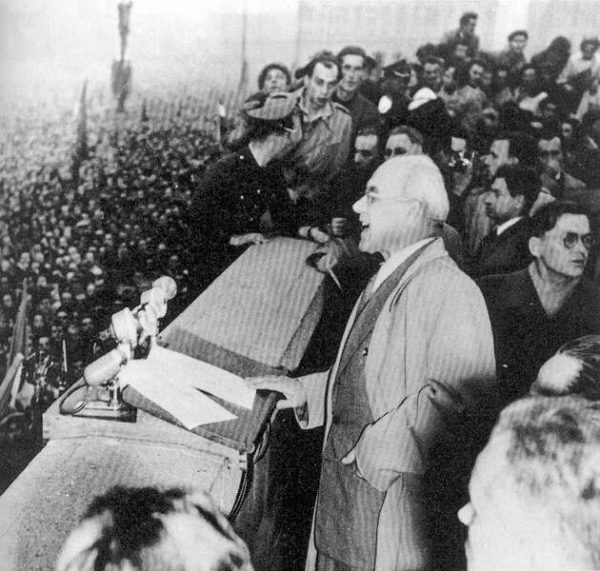 Gomułka na wiecu w 1956 roku. Słynne, emocjonalne przemówienie na warszawskim Placu Defilad zakończył słowami "Towarzysze! Obywatele! Ludu pracujący stolicy!", czym zyskał sobie sympatię tłumów.