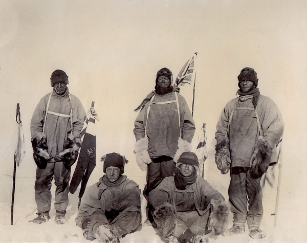 Angielscy polarnicy zdobyli biegun południowy. Niestety nie udało im się powrócić z wyprawy. Wilson stoi pierwszy od lewej.
