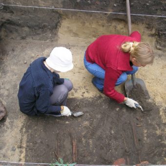 Na miejscu znaleziska robotników zastąpili archeolodzy, którzy dokładnie badają odkryty teren.