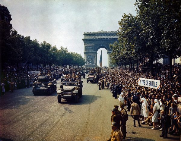 Dla francuskich komunistów zakończenie II wojny światowej było prawdziwym przełomem. Na zdjęciu wyzwolenie Paryża w 1944 roku.