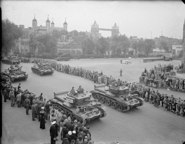 Zgromadzone tłumy podziwiają czołgi jadące w Paradzie Zwycięstwa.