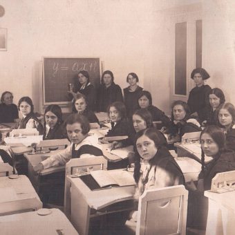 Uczennice szkoły przy ulicy Wiejskiej w Warszawie, ok. 1930 r.