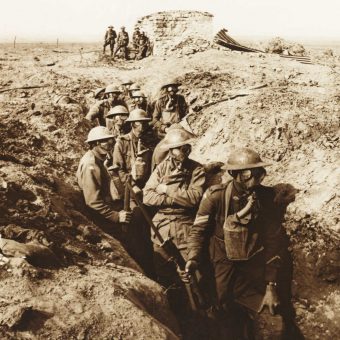 Tak australijscy żołnierze chronili się przed atakami gazowymi w okopach Ypres 27 września 1917 roku.