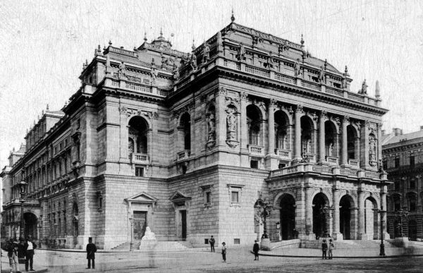 Budynek Opery Narodowej, 1900 rok