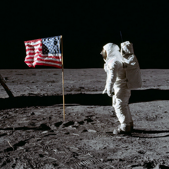 Pilot modułu księżycowego Buzz Aldrin salutuje fladze USA. 