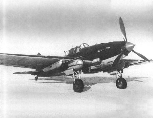 Na zdjęciu radziecki samolot Ił-2 na lotnisku w Moskiew w 1943 roku.