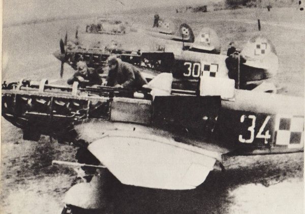 Przegląd techniczny Jaków-1 na lotnisku w Zadybiu Starym w 1944 roku.