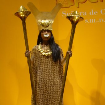 Przy ciele Lady Cao odnaleziono wiele kosztowności, co może świadczyć o jej przynależności do elity plemiennej. Zdjęcie pochodzi z 2007 roku i przedstawia prawdopodobny wygląd kobiety, która żyła 1700 lat temu.