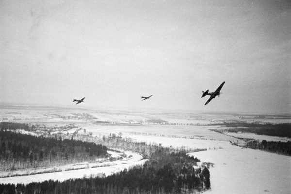 Samoloty typu Ił-2 przelatujące nad pozycjami wojsk III Rzeszy stacjonujących pod Moskwą.