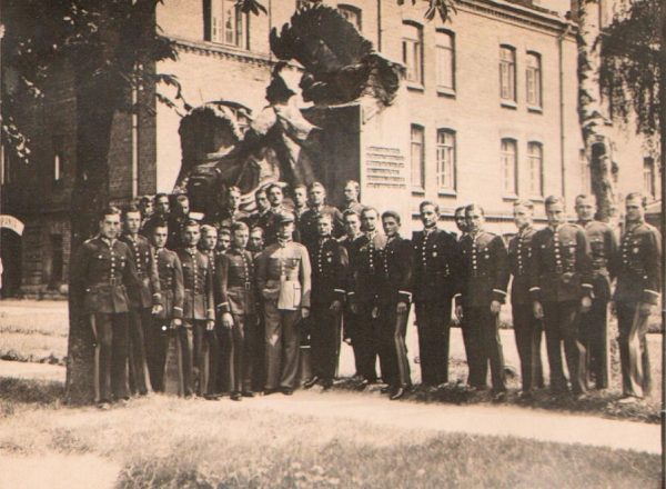 Zdjęcie grupowe podchorążych ze Szkoły Podchorążych Piechoty w Komorowie k/Ostrowi Mazowieckiej, rok 1933. To w tej szkole Tadeusz Wicherkiewicz rozpoczął edukację wojskową.