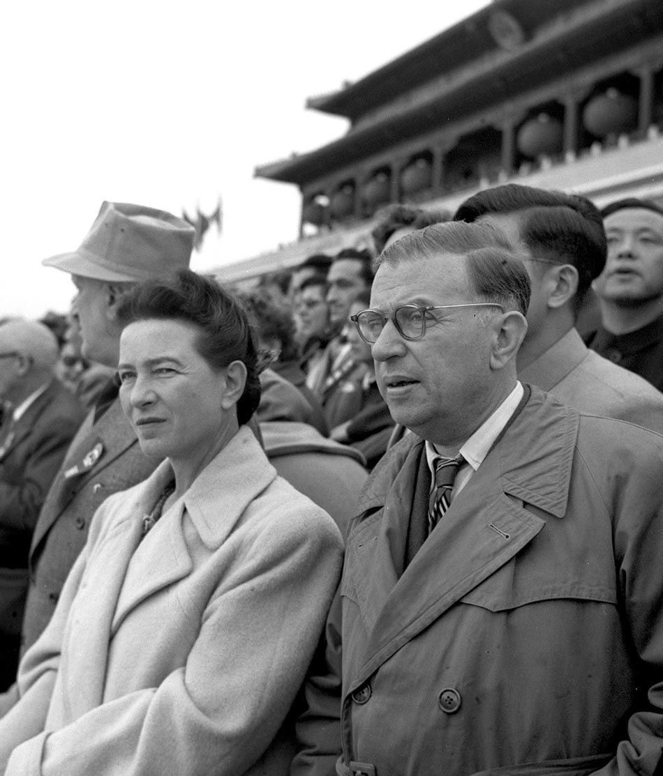 Potępienie kultu jednostki przez Chruszczowa sprawiły, że wielu francuskich komunistów straciło wiarę w Związek Radziecki. To właśnie w 1956 roku z komunistami zerwał ich wieloletni sympatyk Jean-Paul Sartre. Na zdjęciu Sartre i Simone de Beauvoir w Pekinie na uroczystościach z okazji szóstej rocznicy objęcie przez komunistów władzy w Chinach.