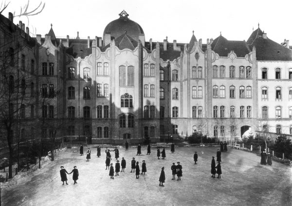 Szkoła Żeńska Królowej Elżbiety (dziś Liceum Blanki Teleki), 1905 rok