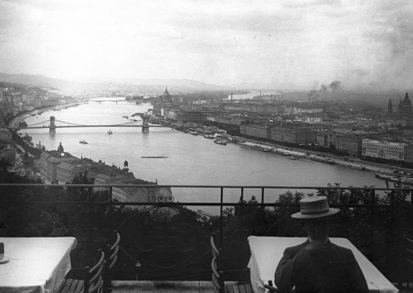 Widok z tarasu ogrodów zamkowych w Budzie, 1904 rok