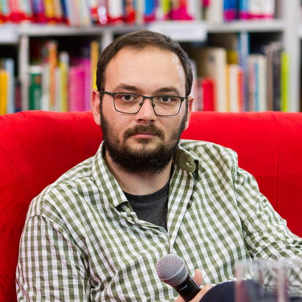 Filip Springer podczas spotkania autorskiego w 2015 roku. Wydana po raz pierwszy w 2011 roku "Miedzianka" stanowiła jego literacko-reporterski debiut.