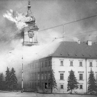 Płonący Zamek Królewski po ostrzale artylerii niemieckiej 17 września 1939 roku. Płonący Zamek Królewski po ostrzale artylerii niemieckiej 17 września 1939 roku