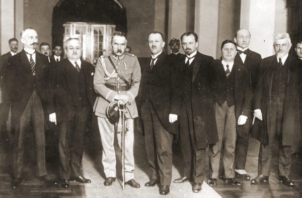 Pierwszy rząd Bartla został utworzony przez Piłsudskiego po zamachu majowym. Przetrwał zaledwie 3 tygodnie