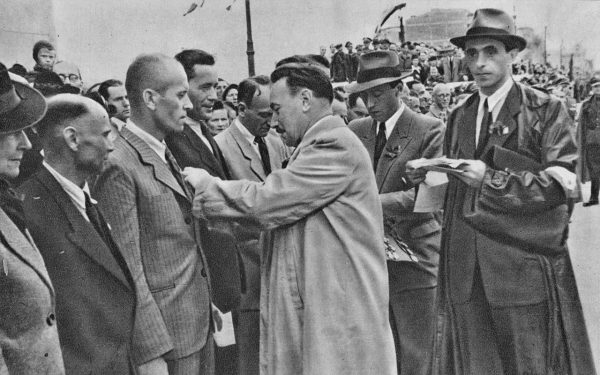 Decyzja o zrezygnowaniu z reparacji była podjęta prawdopodobnie ponad głową Bieruta. Decyzja o zrezygnowaniu z reparacji była podjęta prawdopodobnie ponad głową Bieruta.