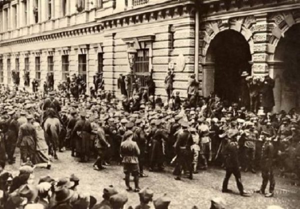 Krakowski strajk generalny został brutalnie spacyfikowany. Zginęło około 10 osób.