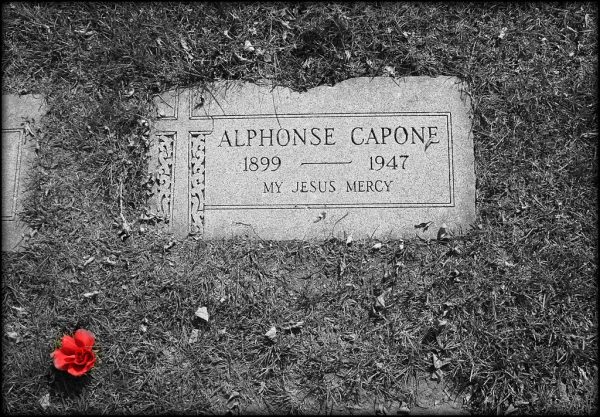 Grób Ala Capone na Cmentarzu w Mout Caramel w Hillside, leżącym na zachód od Chicago. 21 stycznia 1947 gangster doznał udaru mózgu, trzy dni później zachorował na zapalenie płuc i zmarł. Jak ogromny majątek pozostawił po sobie szef chicagowskiego Outfitu?
