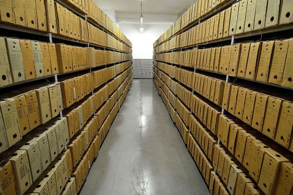 Archiwum w dawnej siedzibie IPN przy ul. Towarowej w Warszawie. To właśnie pion archiwalny odpowiedzialny jest za ewidencjonowanie, gromadzenie, przechowywanie a także opracowywanie i zabezpieczanie wszelkich dokumentów organów bezpieczeństwa państwa. 