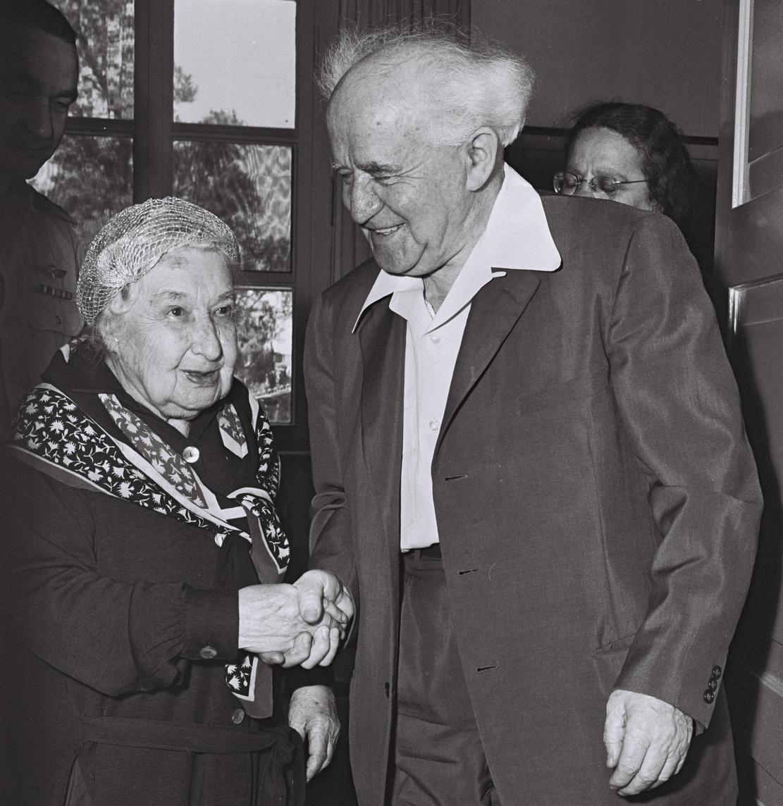 Choć Mussolini twierdził, że wolałby podrywać koczkodana, jego związek z Angeliką Bałabanow przetrwał dekadę. Na zdjęciu działaczka już jako staruszka wita się z premierem Izraela Dawidem Ben Gurionem. Fotografia pochodzi z Israel National Photo Collection.