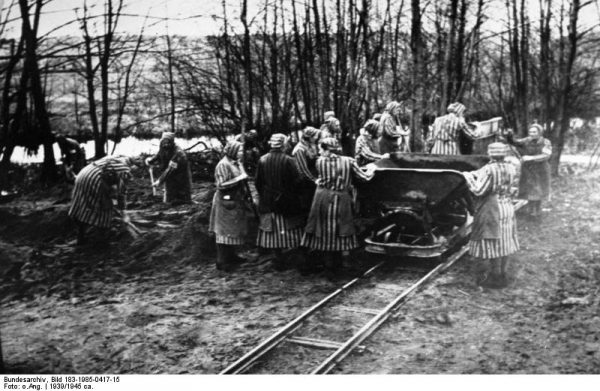 Obóz w Ravensbrück, niedaleko miejscowości Fürstenberg w Brandenburgii, został założony w listopadzie 1938 roku. Funkcjonował aż do końca wojny. Na zdjęciu widać więźniarki przy pracy w pierwszym roku działania obozu.