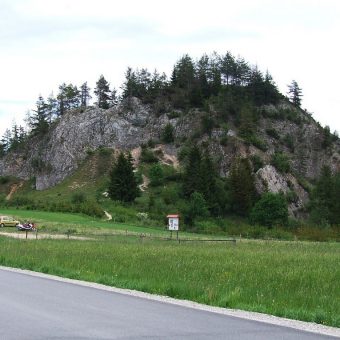 Skała Obłazowa, w której znajduje się jaskinia. Widok w 2009 roku.
