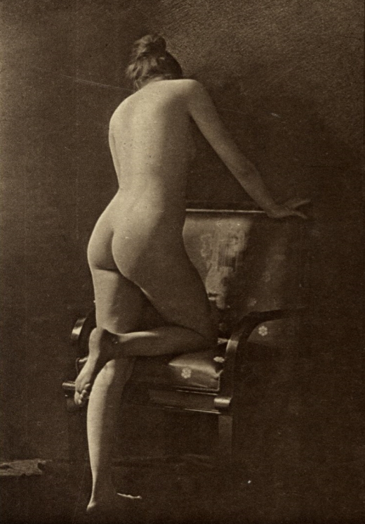 Przedwojenny akt. Kobieta oparta o krzesło.